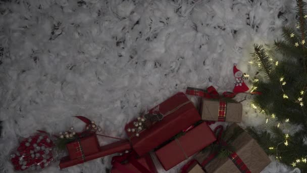 Vánoční Stromek Bílé Pozadí Pokryto Nadýchaným Sněhem Hračkami Třpytivými Věnci — Stock video