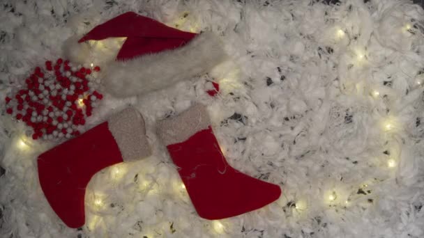 Bílé Pozadí Pokryto Nadýchaným Sněhem Abstraktní Muž Santa Clause Vánoční — Stock video