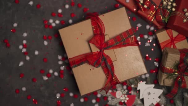 Kerstversiering Tafel Staat Een Grote Doos Met Een Kerstcadeau Draaiend — Stockvideo