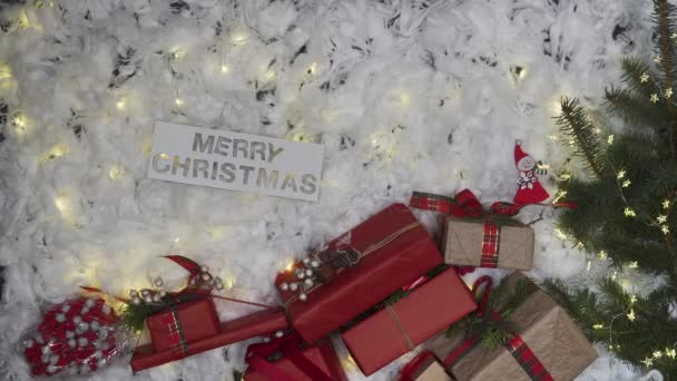 Χριστουγεννιάτικη Διακόσμηση Στο Τραπέζι Χριστουγεννιάτικο Δέντρο Λευκό Φόντο Καλύπτεται Χνουδωτό — Αρχείο Βίντεο