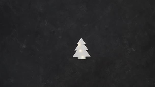 Isolierter Weihnachtsbaum Der Mitte Des Rahmens Weihnachtsbaum Mit Girlanden Videopostkarte — Stockvideo