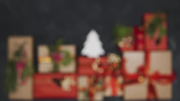Una Hermosa Composición Navideña Regalos Árbol Navidad Miniatura Visible Sobre — Vídeos de Stock