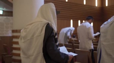 Bir grup Yahudi, sinagogda dua ediyor. Dikiz Aralığı.
