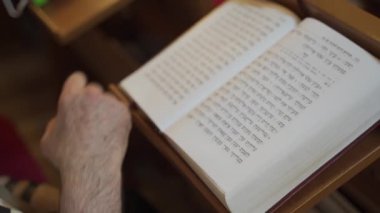 Yaşlı adam, Yahudi dua eder, kitap okur. Bir kitabın kapanışı.