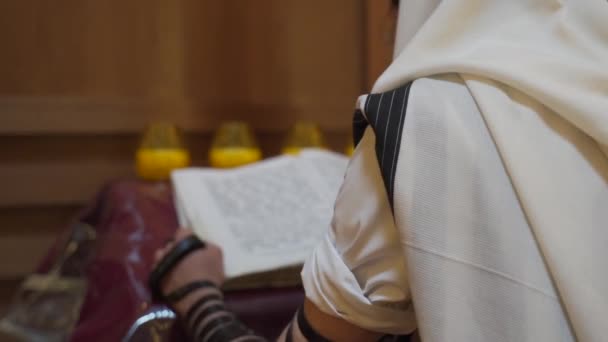 Ein Jude Betet Der Synagoge Ein Mann Steht Der Nähe — Stockvideo