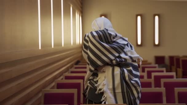 Judeu Reza Sinagoga Homem Cobriu Com Tallit — Vídeo de Stock