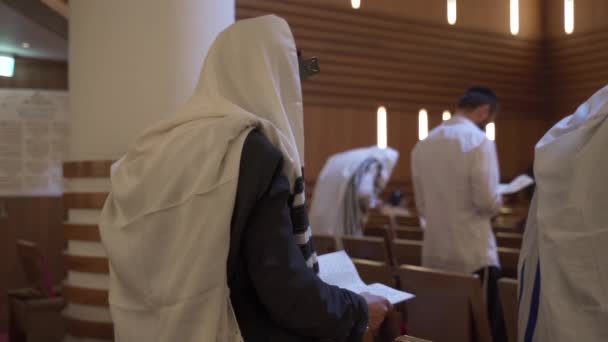 Egy csoport zsidó imádkozik a zsinagógában. Visszatekintés.