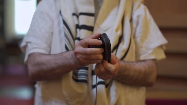 Взрослый Мужчина Еврей Складывающий Тефиллин Рука Крупным Планом — стоковое видео