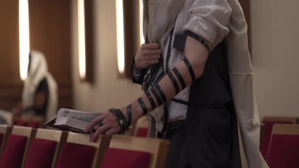 Yetişkin Bir Adam Bir Yahudi Ayakta Kitap Okuyor Dua Tefillin — Stok video