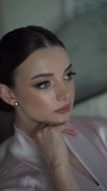 Dikey şarjör. Portre. Kamerada poz veren güzel bir kadın.