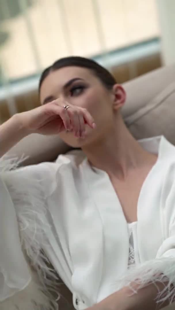 Klip Vertikal Potret Video Gadis Muda Yang Cantik Tergeletak Sofa — Stok Video