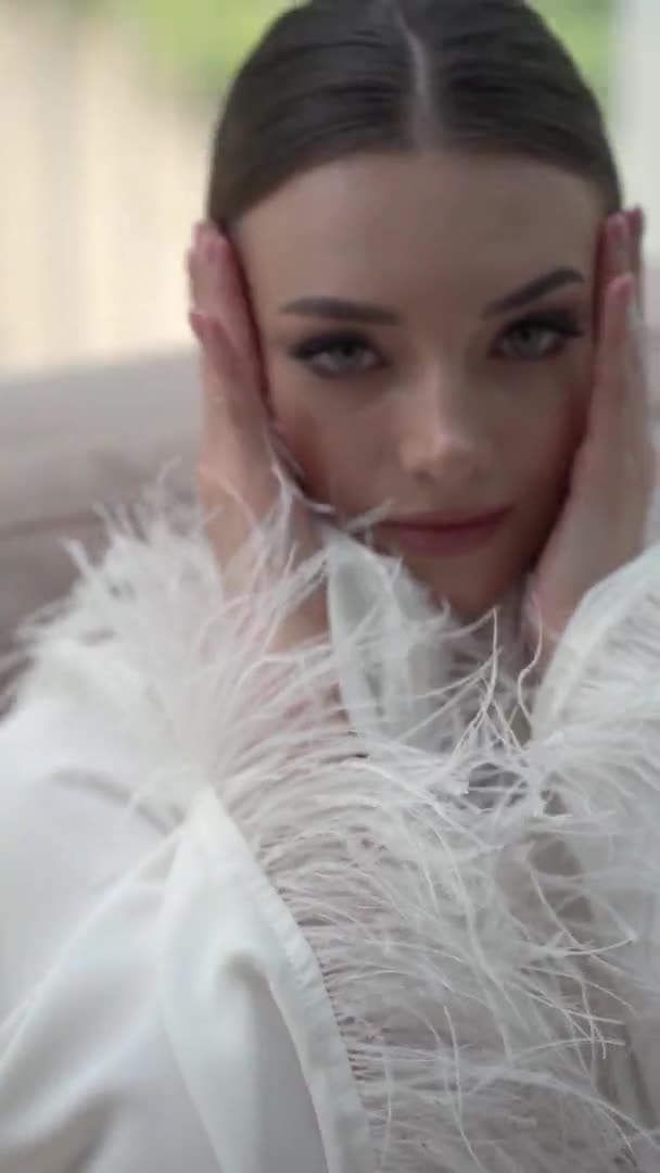 Pionowy Klip Piękna Kobieca Twarz Europejskim Wyglądzie Młoda Dziewczyna Naturalną — Wideo stockowe