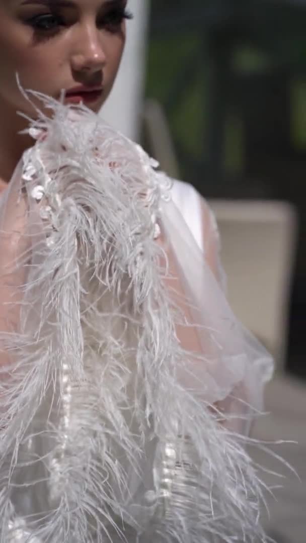 Svislý Klip Nevěsta Krásných Svatebních Šatech Pózující Kamery Pomalý — Stock video