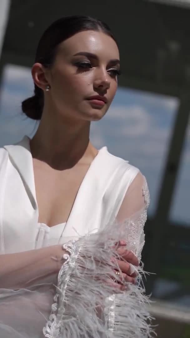 Bingkai Vertikal Wanita Muda Cantik Berpose Untuk Kamera Close Slo — Stok Video