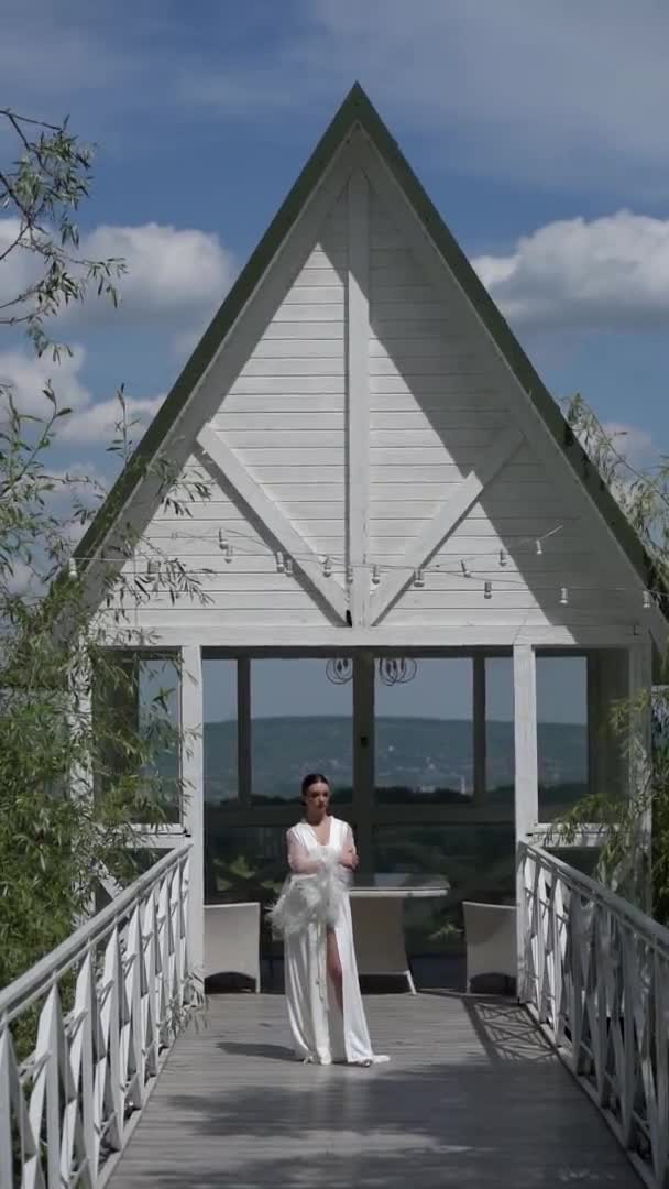 Clipe Vertical Uma Linda Garota Está Ponte Vestido Casamento Câmera — Vídeo de Stock
