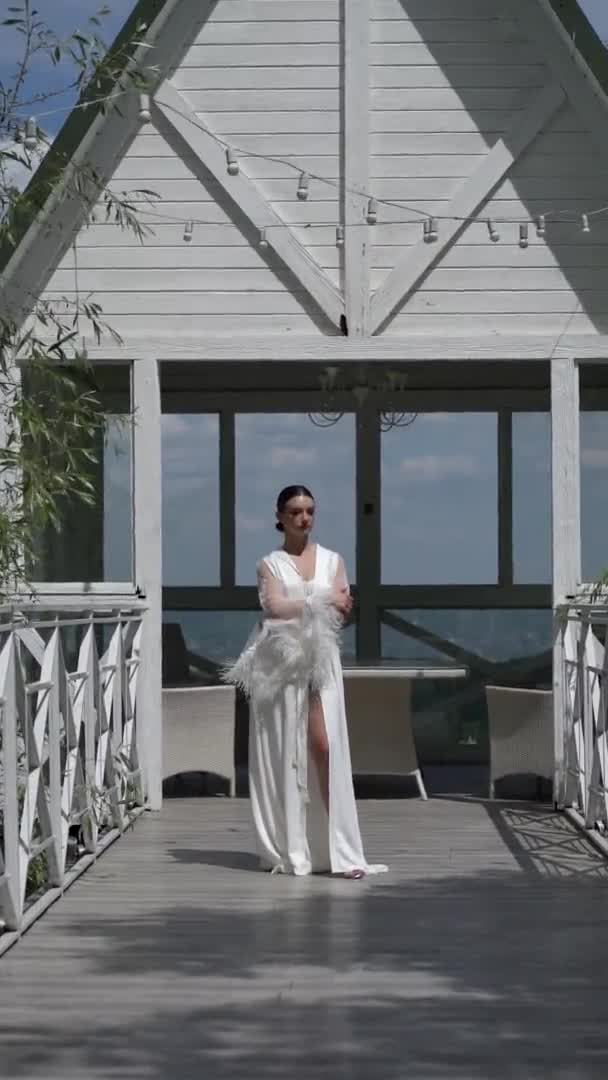 Clipe Vertical Uma Linda Garota Está Ponte Vestido Casamento Câmara — Vídeo de Stock