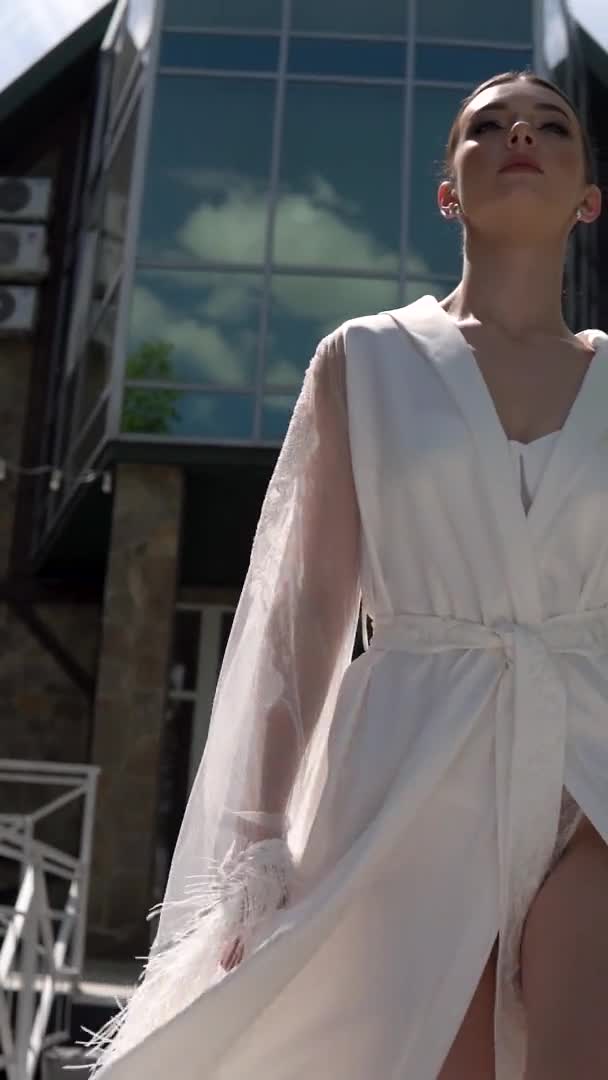 Вертикальная Обойма Невеста Красивом Нижнем Белье Свадебный Халат Идет Камере — стоковое видео