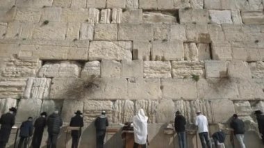 Kamera, dua eden bir Yahudi 'yi Ağlama Duvarı' na doğru çekiyor. Eski Kudüs 'ün Büyük Ağlama Duvarı