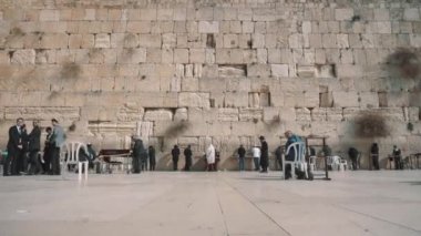 Kudüs, İsrail - 14 Şubat 2022: Kamera Yahudilerin dua ettiği Ağlama Duvarı 'na hareket ediyor. Turistler meydanda yürüyor, telefonla fotoğraf çekiyorlar..