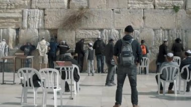 Kudüs, İsrail - 14 Şubat 2022: Batı Duvarı Meydanı. Yahudiler Büyük Ağlama Duvarı 'nın yanında dua ediyorlar. Kamera sola kaydır.