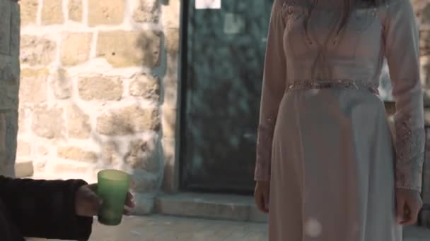 Young Jewish Girl Gives Donation Beggar Streets Old City Jerusalem — Vídeo de Stock