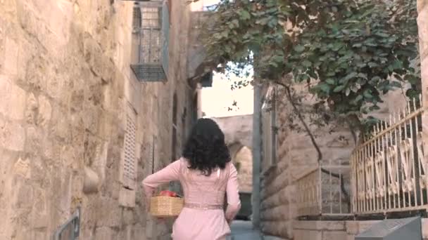 Young Jewish Girl Comes Visit Basket Full Goodies Beautiful Streets — Stockvideo