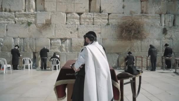Kamera Odsuwa Się Modlącego Się Żyda Który Stoi Środku Obszaru — Wideo stockowe