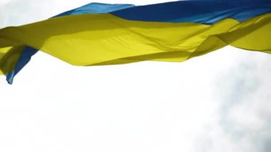 Ukrayna 'nın ulusal renklerine sahip bayrak, mavi ve sarı, büyüleyici bir şekilde dalgalanıyor..