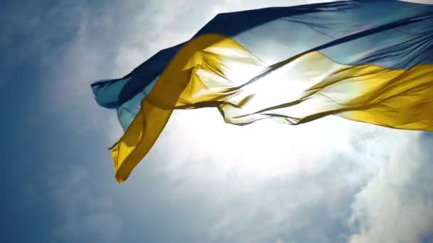 Ветер Развевает Флаг Украины Фоне Быстро Движущихся Облаков Солнечные Лучи — стоковое видео
