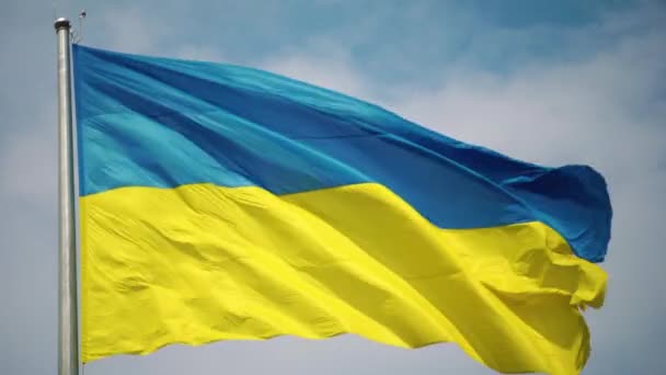 Прапор України Блакитним Жовтим Кольорами Пурхає Повітрі Тлі Синього Неба — стокове відео