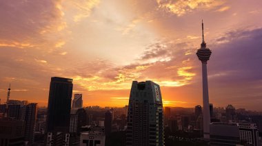 Kuala Lumpur, Malezya - Sep 19, 2022: Kuala Lumpur Kulesi, KL Kulesi ve KL421 olarak da bilinir, güzel bir günbatımının arka planında görülebilir. Dünyanın en yüksek 7. kulesi..