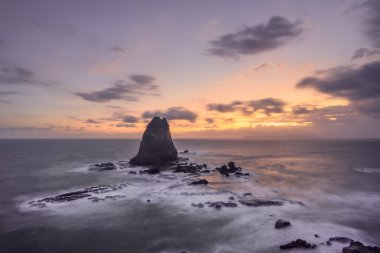 Doğu Java, Endonezya 'nın en popüler turizm merkezlerinden biri olan Tanjung Papuma' da güzel bir gün batımı.