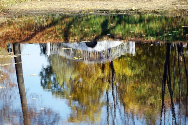 Reflexión Estanque Otoño Parque Puente Calado Blanco Obninsk — Foto de Stock