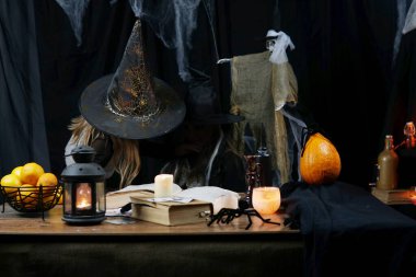 Cadılar Bayramı 'nda eski bir evde 9 yaşında cadı kostümü giymiş iki tatlı kız sihirli bir iksir hazırlar ve büyü yaparlar.