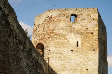 Pencereli mavi gökyüzüne karşı eski kalenin kulesi.