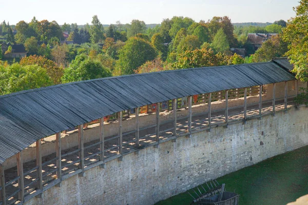 La fortaleza de Izborsk. Las ruinas de la fortaleza de piedra más antigua de Rusia. Izborsk — Foto de Stock