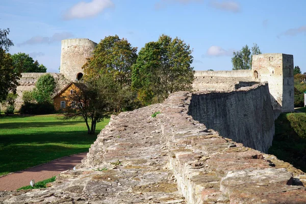 La fortaleza de Izborsk. Las ruinas de la fortaleza de piedra más antigua de Rusia. Izborsk — Foto de Stock