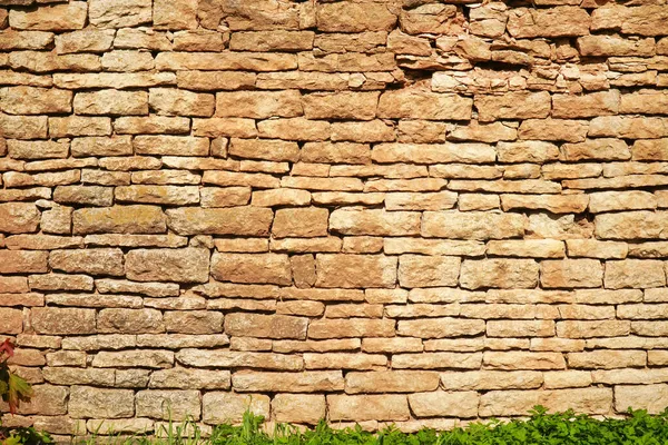 Оранжево-коричневая каменная стена из старых камней и бриков — стоковое фото