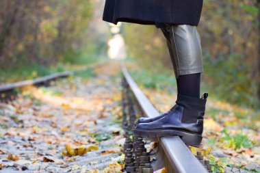 Demiryolu ormanında çizmeli siyah ayaklar