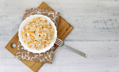 Tabakta ekşi lahana turşusu. Üst Manzara. gri arkaplan