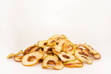 Beyaz arkaplanda slaytlı kurumuş elmalar izole et