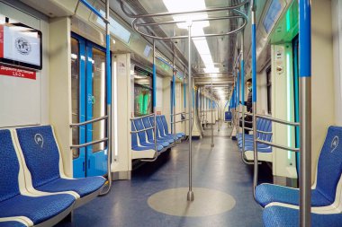 Metro vagonu boş. Moskova metrosu. MOSCOW, Rusya - 11.05.2021: