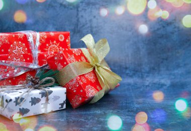 Noel ve Yeni Yıl Günü, kırmızı sarı hediye kutusu beyaz arka plan