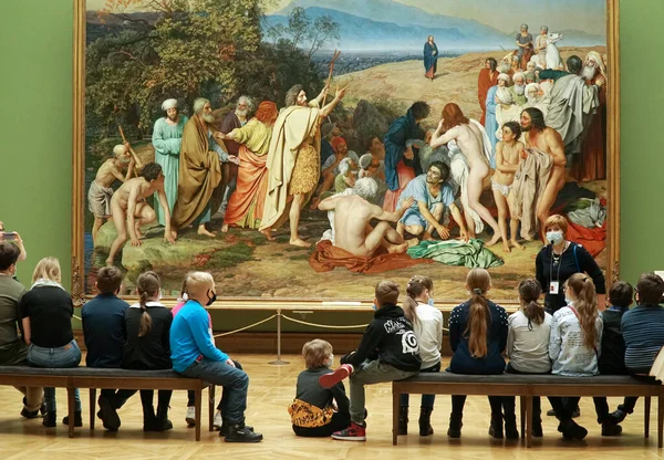 Moskova, Rusya - 11.06.2021. Devlet Tretyakov Galerisi, Rus sanat eserlerinin dünyadaki en önemli deposudur. Büyük Rus sanatçı İvanov 'un Salonu