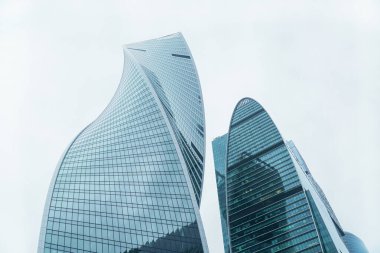 Camdan ve metalden yapılmış Moskova City gökdelenleri. Burası Moskova 'nın modern ticaret bölgesi. MOSCOW, Rusya - 11.06. 2021: