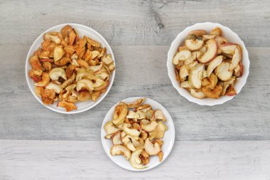 Masada kuru elmalı üç tabak.