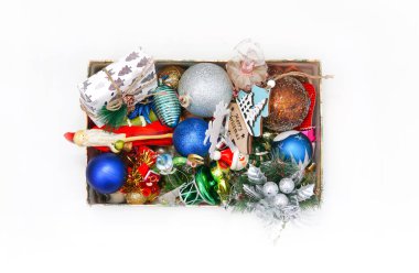 Noel oyuncaklarıyla dolu bir kutu. Üst görünüm