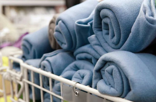 Dükkandaki Sepette Mavi Yün Battaniyeler Stok Resim