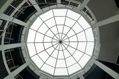Camdan yapılmış yuvarlak tavan. İş merkezi. Alt manzara. Web