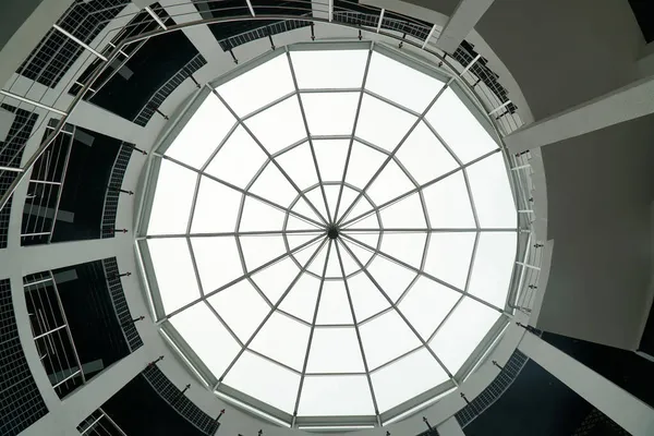 ガラス製の丸天井 ビジネスセンター 一番下だ ウェブ — ストック写真